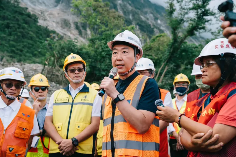 ▲今（10）日陳世凱表示，會訂定花東鐵公路中斷3小時應變SOP，也會趕快建置告警系統，讓用路人安心。（圖／交通部提供）