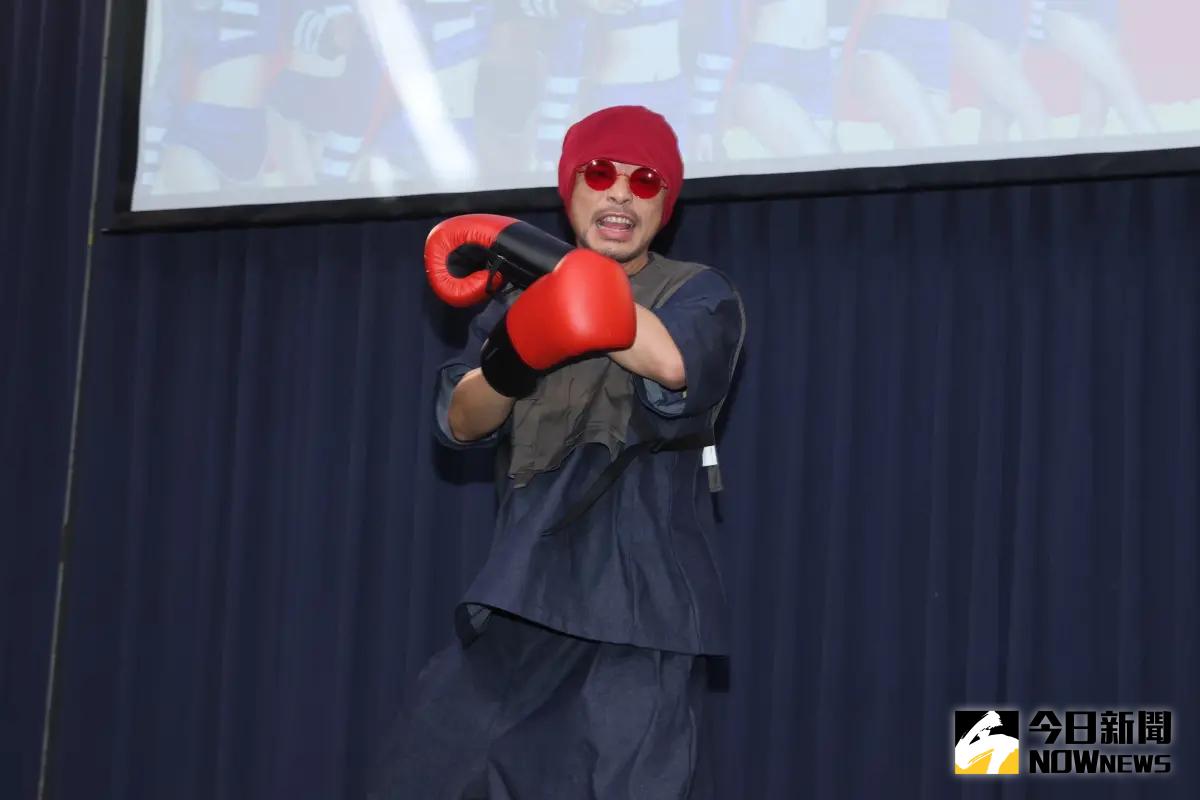 ▲黃明志因歌曲〈玻璃心〉遭中國封殺，他近日卻拍下自己收到的北京機票還有簡體字的合約書、悔過書，疑似想改變立場跟中國的公司簽約，引發討論。（圖／記者朱永強攝）