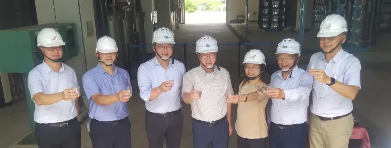 ▲行政院陳政委金德今(10)日在澎湖縣長陳光復及經濟部水利署、台水公司陪同下視察馬公海淡廠。(圖/台水公司提供)