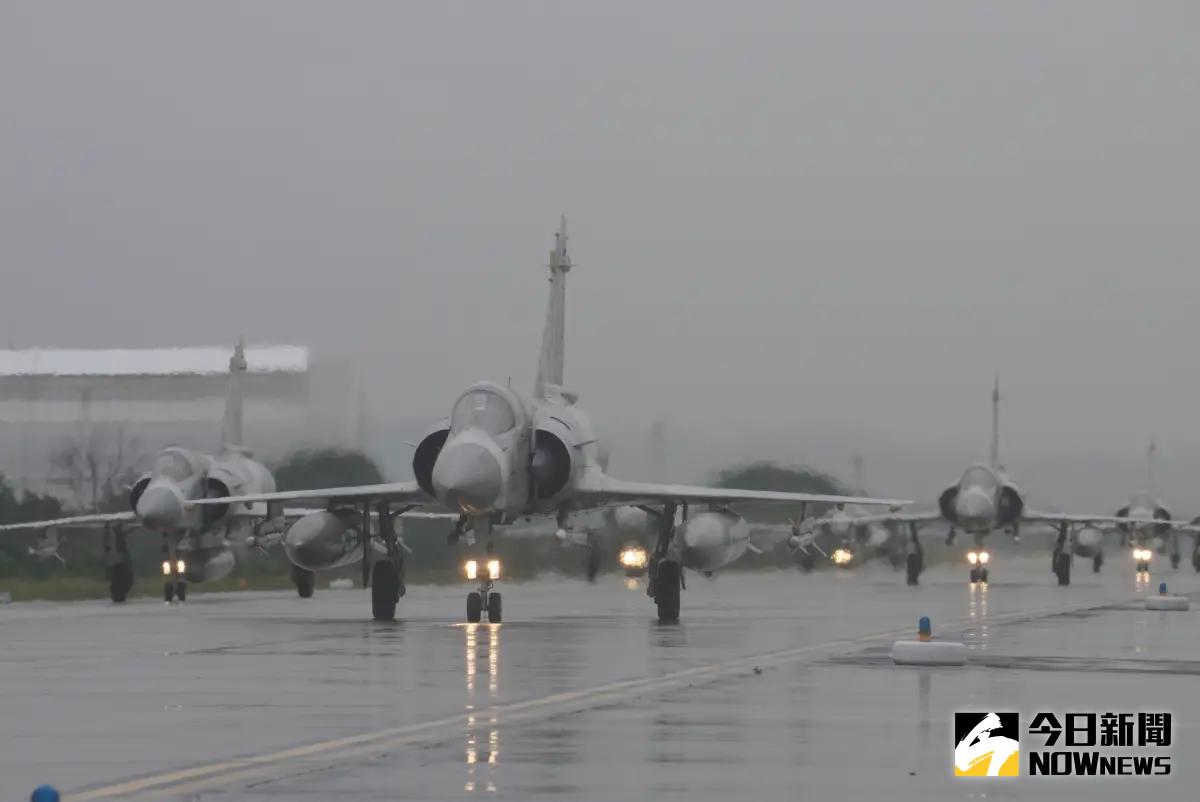 ▲行政院院會通過明年度中央政府總預算案，國防預算共計增列9495億元，較去年增列1768億元，佔GDP達3.32%。圖為幻象2000戰機。（資料照／記者呂炯昌攝）