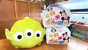 ▲迪士尼TsumTsum「束口便當袋」與「三眼怪插手枕」。（圖／藏壽司提供）