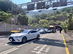 北市信義快聯結車「連環撞5車」！疑眩光來不及煞　5人受傷送醫
