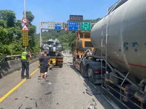 ▲29歲官姓男子駕駛曳引車準備前往101附近的工地，駛出文山隧道時因為「眩光」煞車不及，慘釀連環車禍。（圖／翻攝畫面）