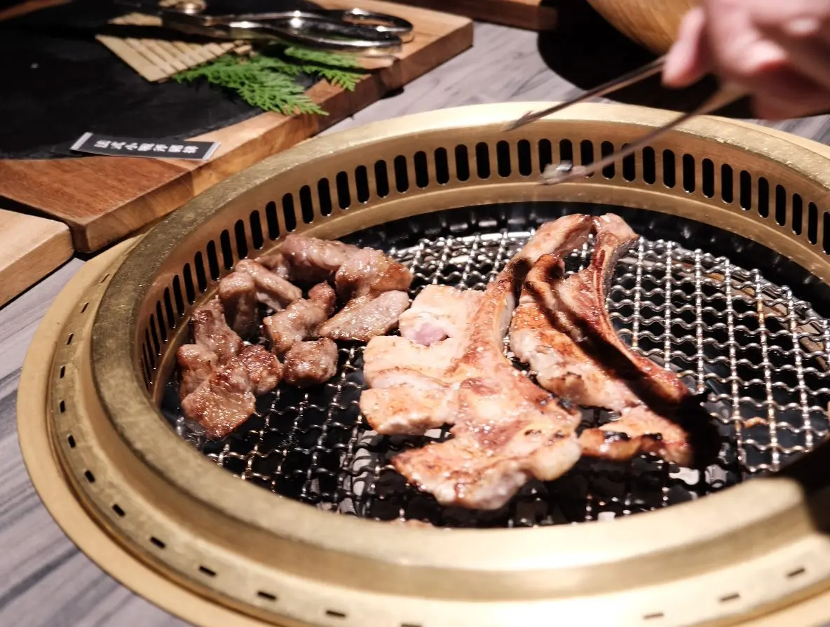 ▲中秋節吃烤肉，要留意避免將致癌物吃下肚。（圖／NOWnews資料照）