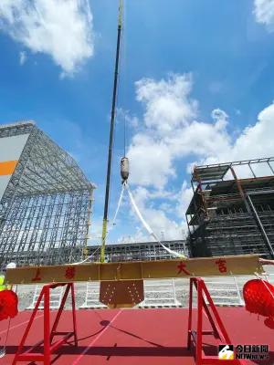 ▲洲鉅風電投資建設高雄港洲際一期土地，興建室內組裝廠房、戶外組裝區，及全台灣第一大1500公噸軌道式龍門吊車等。（圖／記者陳美嘉攝，2024.09.11）