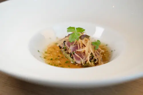 ▲「香料鮪魚 / 酪梨泥 / 紅蔥醬」這道菜色，為主廚 Olivier Elzer的招牌摘星之作。（圖／記者葉盛耀攝）