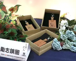 ▲身心障礙學員展示其技能與創作商品。(圖／高雄市政府勞工局提供)