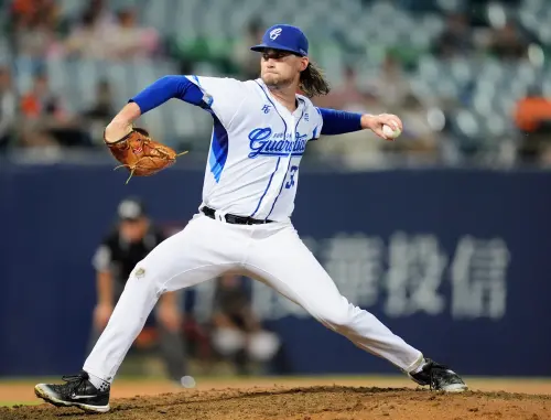 藍力久違再飆7局好投!MVP獎台和陳念琴共舞 笑稱:她跳得比我好