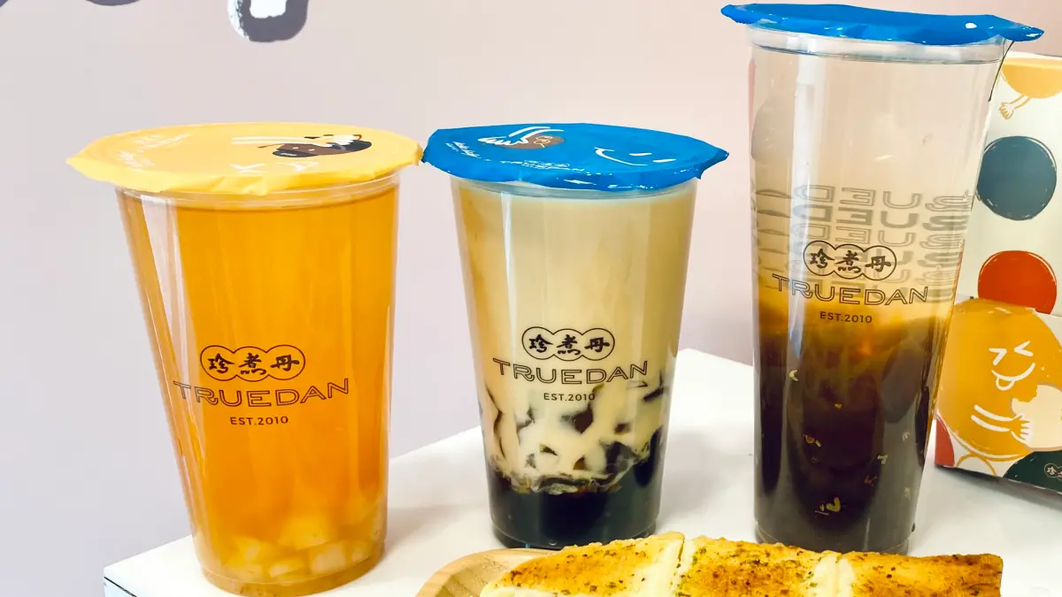 ▲2026跨年7家「買一送一」手搖飲料優惠，CoCo都可兩大外送優惠；珍煮丹買一送一加碼滿額85折優惠；可不可熟成紅茶2杯88元起，樂法、麻古茶坊、烏弄、TEA TOP第一味最新優惠一次整理。（圖／記者蕭涵云攝）