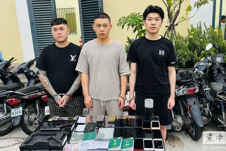 ▲三名台男因非法持有槍械在柬埔寨落網，長相和姓名也立刻被公開。（圖／翻攝自柬中時報）