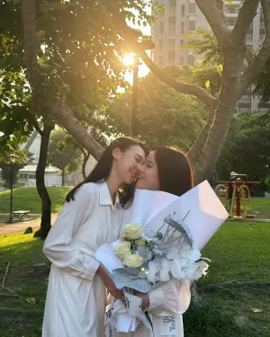 ▲▼家人到場見證、祝福卡卡和貝拉的結婚登記程序。（圖／卡卡、貝拉IG）