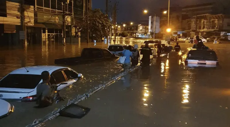 ▲泰國北方清邁和清萊受到颱風和季節性暴雨影響，陷入30年以來最慘的洪災。（圖／翻攝自臉書）