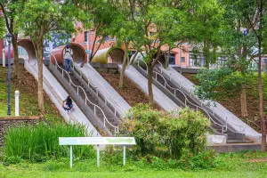 ▲「老街溪河川教育中心」旁的超酷彩色溜滑梯超適合拍照。（圖／桃園市政府觀光旅遊局）