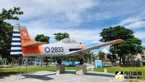 ▲臺南市安平港濱歷史公園舉行「除役軍機臺南展示」，圖為。T-28初級教練機。（圖／記者莊全成攝，2024.09.12）