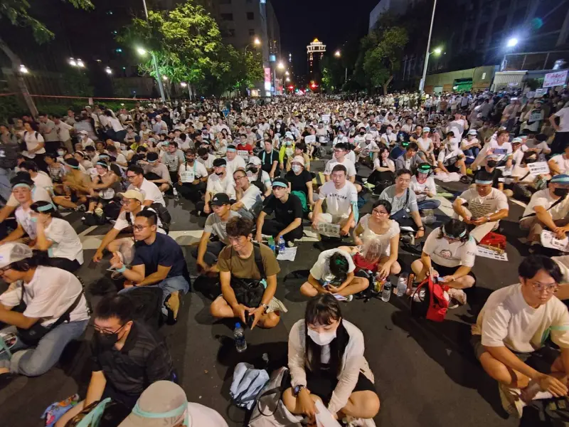 ▲民眾黨8日舉行「集結!為台灣的司法正義站出來」晚會,小草們以行動為柯文哲「捍衛清白」。(圖/江和樹提供,2024,09.12)