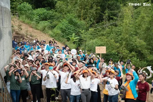 ▲本次行動延續今(2024)年3月植樹節活動，並結合動物園建園110周年「Devoting to Rewilding」的園慶精神，號召企業認養樹苗對環境永續作出貢獻。（圖／北市動物園）