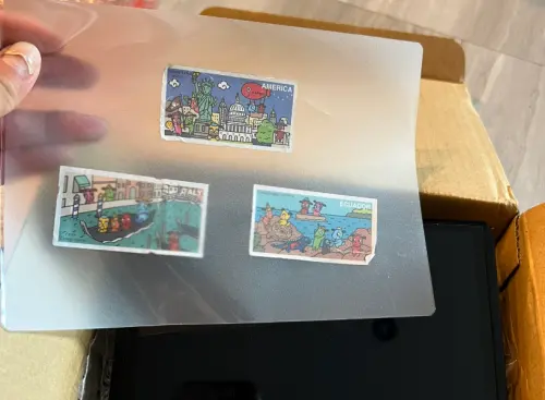 當事人收到任天堂寄回的主機時,發現原先貼在主機上的貼紙也被小心翼翼保存下來。(圖/X@fumie_doru) ▲當事人收到任天堂寄回的主機時,發現原先貼在主機上的貼紙也被小心翼翼保存下來。(圖/X@fumie_doru)