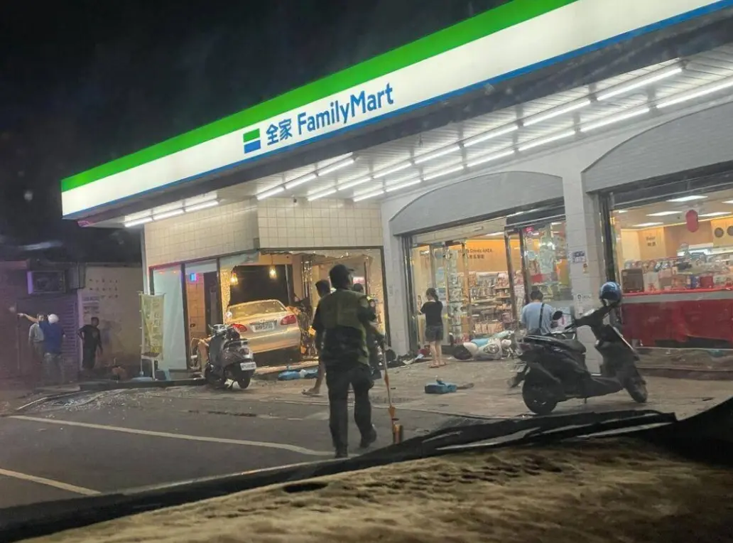 恐怖車禍！雲林男駕車疑恍神衝進超商 撞傷座位區情侶檔