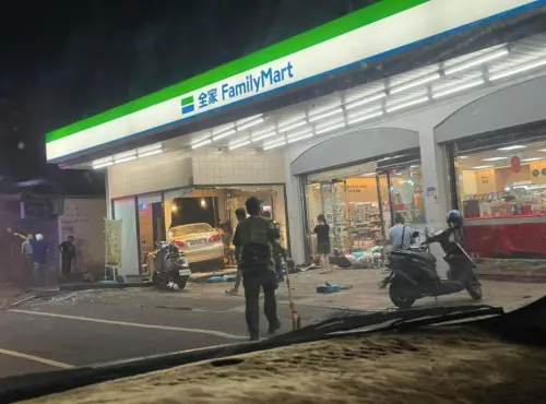 恐怖車禍！雲林男駕車疑恍神衝進超商　撞傷座位區情侶檔
