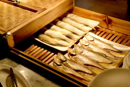 蒸魚這一季有午仔魚,肉質細緻。(圖/記者葉盛耀攝) ▲蒸魚料理這一季有午仔魚,肉質細緻。(圖/記者葉盛耀攝)