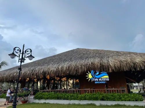 ▲另外一家海岸餐廳「Mai huong beachfront」裝潢十分南洋渡假風。（圖／記者賴正琳攝於2024.08.27）