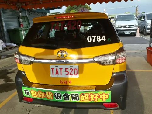 ▲55688台灣大車隊還有許多司機使用諧音梗車牌，像是「TDF-0857（拎杯有錢）」、「TDD-5088（我拎爸爸）」，以及TAT-520（QQ-我愛你，失戀神車）。（圖／55688台灣大車隊提供）