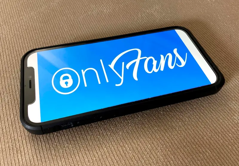 ▲知名付費訂閱平台「OnlyFans」在2023年表現驚人，不僅平台持有人獲利驚人，排名前列的創作者年收入甚至都破千萬元。（圖／美聯社／達志影像）