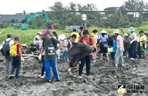 ▲台灣電力公司大林發電廠舉辦小港區鳳鼻頭海灘淨灘活動。(圖／記者黃守作攝，2024.09.13)