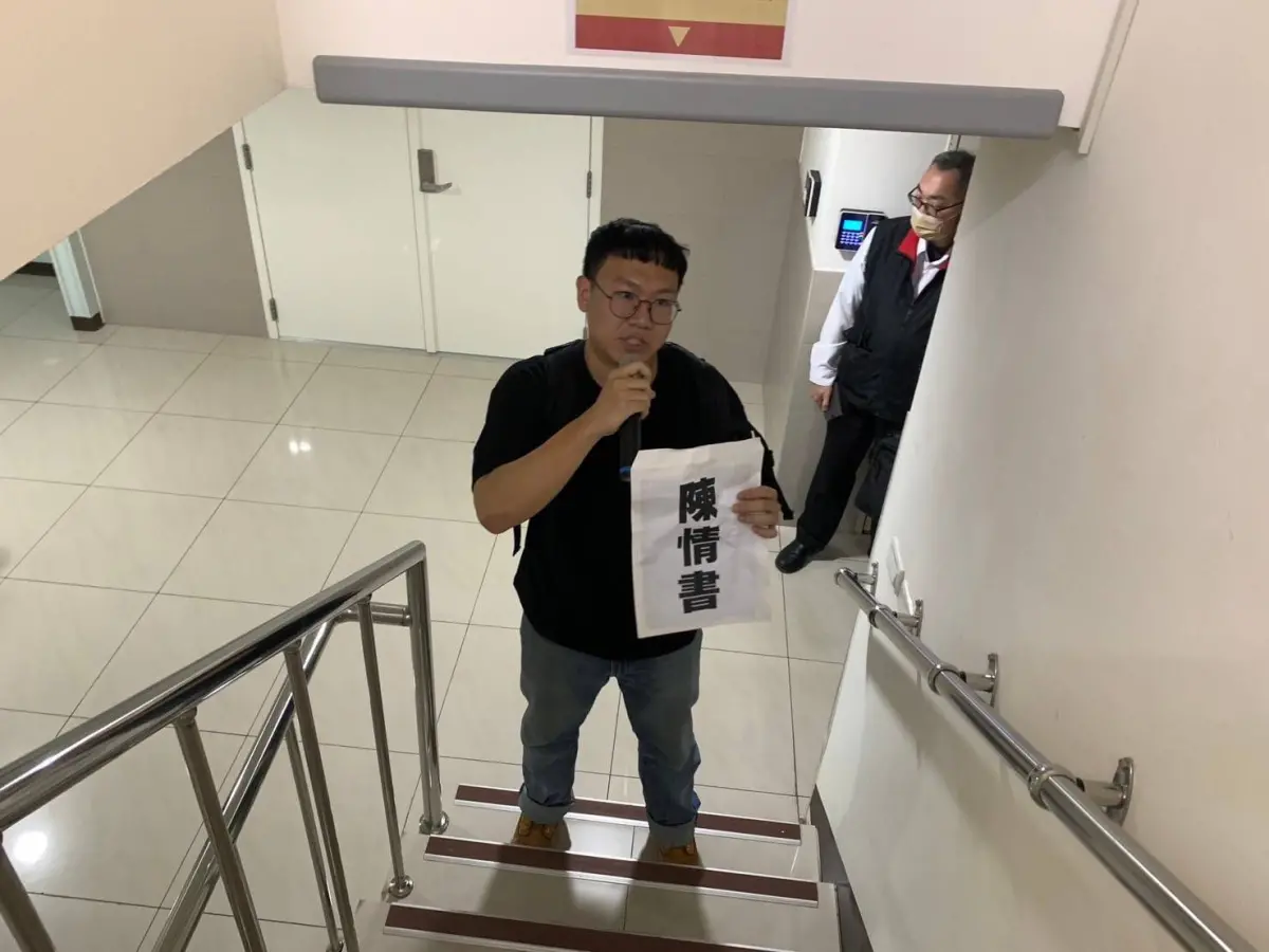 ▲台灣鐵路產業工會今日在台北火車站發起陳情活動，要求交通部長陳世凱表態改善員工低薪、現金發放所有獎金與津貼。（圖／台灣鐵路產業工會提供）