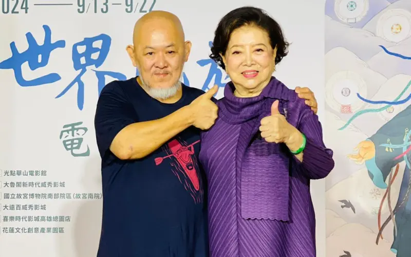 ▲85歲陳淑芳（右）先前要拍裸戲，拉導演林正盛（左）進房間脫衣，結果被認證「還是很美好」。（圖／世界民族電影節提供）