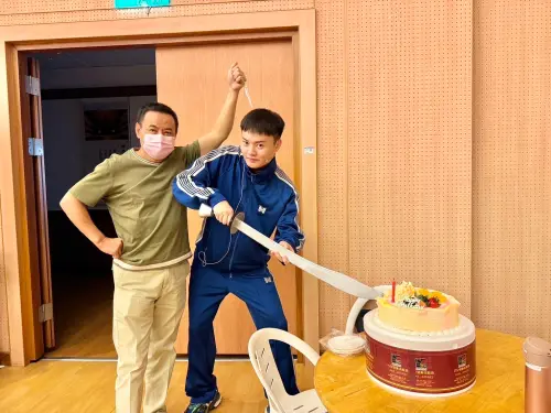 ▲《孟婆客棧》舞台劇樓心潼產後8個月復出,許富凱生日驚喜。(圖/民視提供) ▲《孟婆客棧》舞台劇樓心潼產後8個月復出,許富凱生日驚喜。(圖/民視提供)