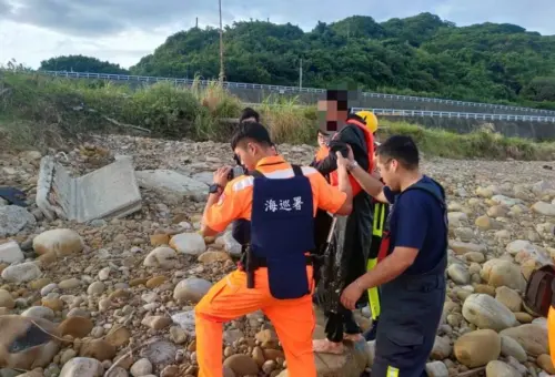 14日清晨,中國大陸一名31歲王姓男子,划橡皮艇從浙江省寧波市出發,一路划到新北市林口後坑溪出海口,他供稱來台原因是想投奔自由。(圖/翻攝畫面) ▲14日清晨,中國大陸一名31歲王姓男子,划橡皮艇從浙江省寧波市出發,一路划到新北市林口後坑溪出海口,他供稱來台原因是想投奔自由。(圖/翻攝畫面)