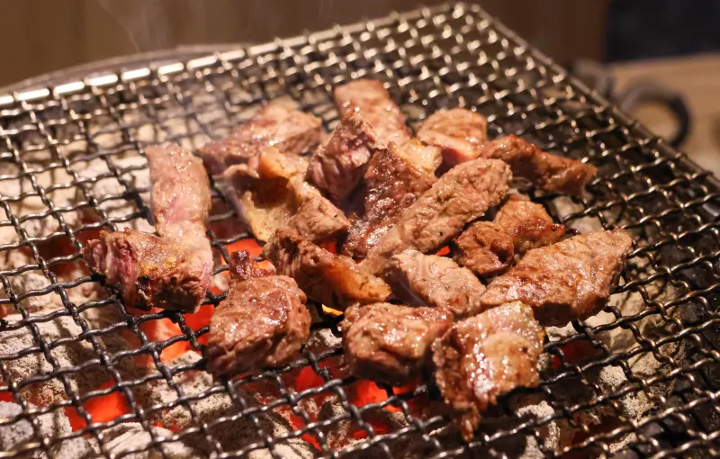 ▲中秋節烤肉、大餐不斷，一名50歲上班族的三酸甘油脂爆增5倍，抽血檢查還能看到血液浮著一層油，差點引發急性胰臟炎。（圖／記者朱永強攝）