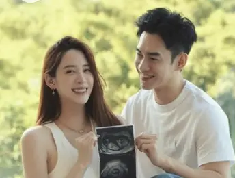 ▲歐陽妮妮（左）結婚不到半年，開心宣布懷孕，昨天她也在小紅書曬出獲知家人懷孕的影片，爸爸歐陽龍還因此感動落淚。（圖／翻攝歐陽妮妮 IG）