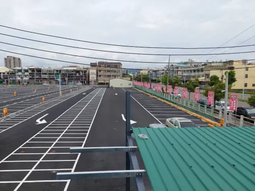 ▲梧棲中港觀光夜市汽車位較少，建議民眾前往騎機車比較方便，夜市內上百攤位隨選隨吃！不少人都大讚佔地廣闊好逛。（圖/梧棲中港觀光夜市社團）