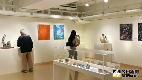 ▲個展分為「寶石菊岩膠彩畫」、「菊岩燒柴燒作品」與「菊岩燒─陶．金」三個展區。（圖／記者陳美嘉攝，2024.09.14）