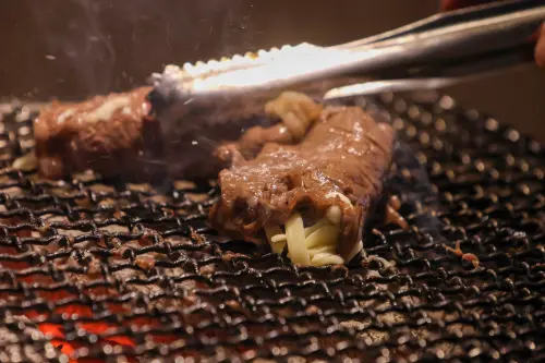 ▲中秋節烤肉、燒烤食材、肉片包起司。（圖／記者朱永強攝）