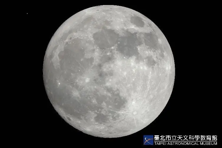 ▲本週四（10/17）的夜空，將有「超級月亮、今年最大滿月」登場，民眾不妨抽空抬頭觀賞。（圖／台北市立天文館提供）