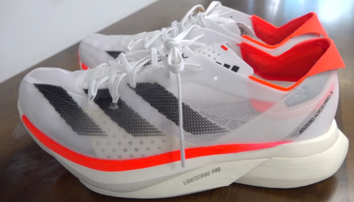 ▲《鞋槓人生》今（15）日迎來第51集，本集節目由主持人呂佳宜和鞋頭18哥、大隻哥，向讀者朋友們介紹知名品牌愛迪達，近期推出的《ADIZERO ADIOS PRO3》超昂貴跑鞋。（圖／記者吳忠育攝）