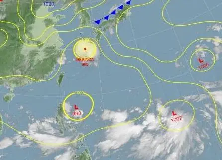 ▲從地面天氣圖可以看出，菲律賓東方海面有2個明顯的系統發展，偏西邊的可能生成葡萄桑颱風，偏東邊可能生成蘇力颱風。（圖／中央氣象署）