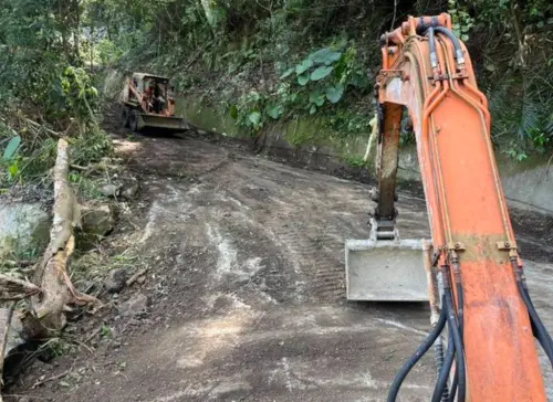 ▲今（15日）上午，桃園市復興山區雪霧鬧聯外道路發生坍方，交通全部中斷，目前包括居民及遊客，共300多人受困山上。（圖／翻攝畫面）