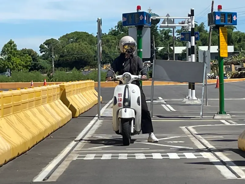 ▲新住民駕訓學員在大鑫駕訓班機車訓練場地進行路考(圖／民政局提供2024.9.15)