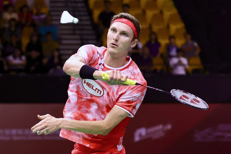 ▲丹麥名將安賽龍（Viktor Axelsen）昨日在中國公開賽首輪比賽上，對陣地主選手雷蘭曦，最終雙方在鏖戰三盤之後，安賽龍遭到爆冷擊敗，本屆中國公開賽提前在32強就止步出局。（圖／香港羽球協會提供）