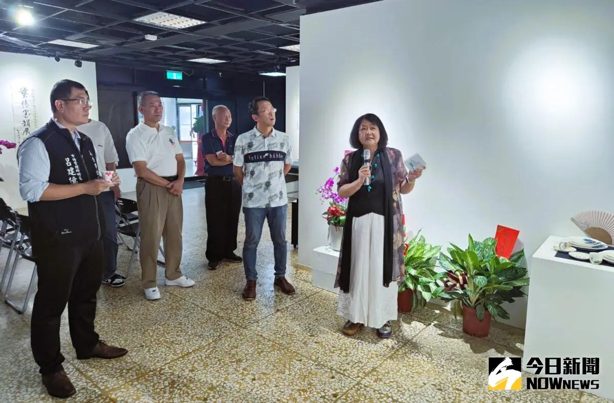 ▲劉淑玲特別選擇回到澎湖策劃「自然藝起來」彩瓷書畫展，在場老朋友文化局長洪棟霖、農漁局長陳高樑、澎管處長洪志光等人到場觀賞。（圖／記者張茂雄攝，2024.9.15）