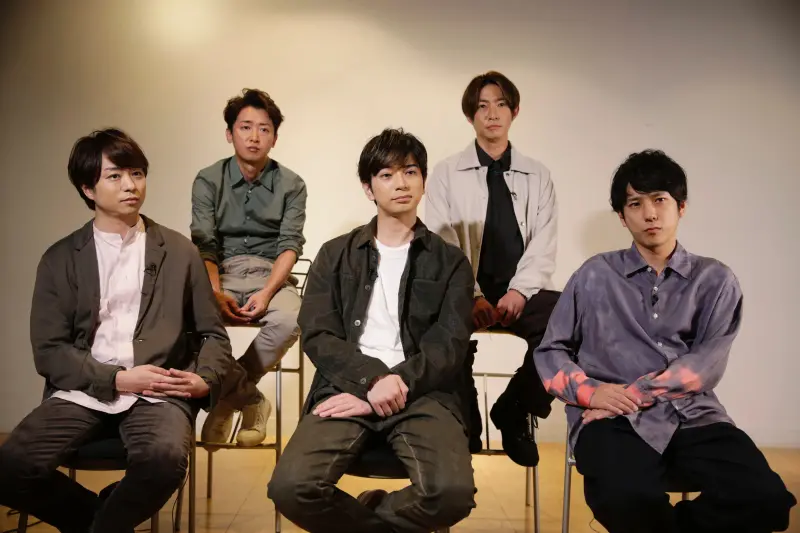 ▲「嵐」成員大野智(2排左起)、相葉雅紀、櫻井翔(1排左起)、松本潤、二宮和也休團4年半,宣布合體開唱後,2026年正式解散。(圖/AP美聯社)