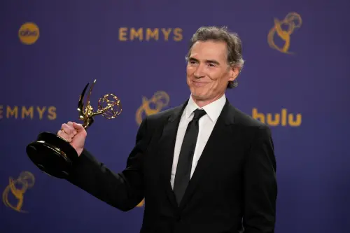 ▲比利克魯登（Billy Crudup）以《晨間直播秀》獲得劇情類影集最佳男配角，這也是他以同劇2度抱走劇情類影集最佳男配角。（圖／美聯社）