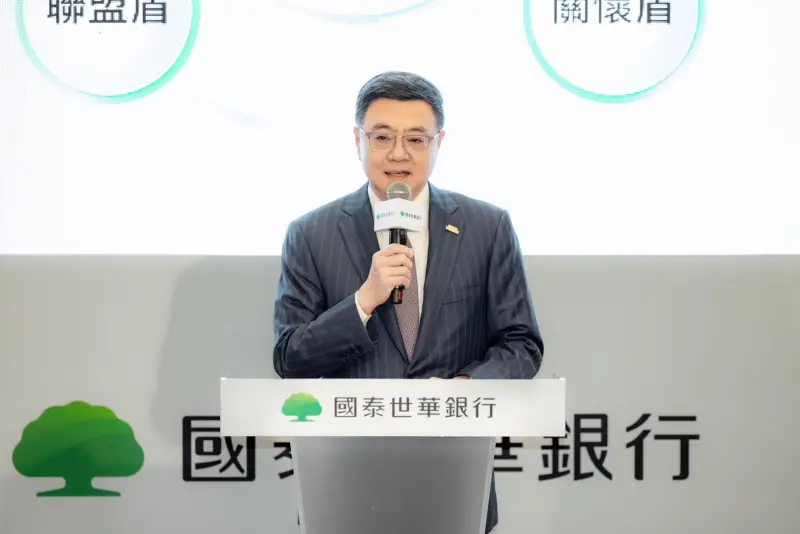 ▲行政院院長卓榮泰今(16)日至國泰世華銀行營業部視察表示,除了透過強而有力的執法,也需要銀行業者一同發揮臨櫃關懷攔阻以及科技防詐的功夫;同時感謝國泰世華全行一心的努力,攔阻績效卓著可作為典範,期盼未來共同發揮聯防效能,一同走向更文明、安全的社會。(圖/品牌提供)