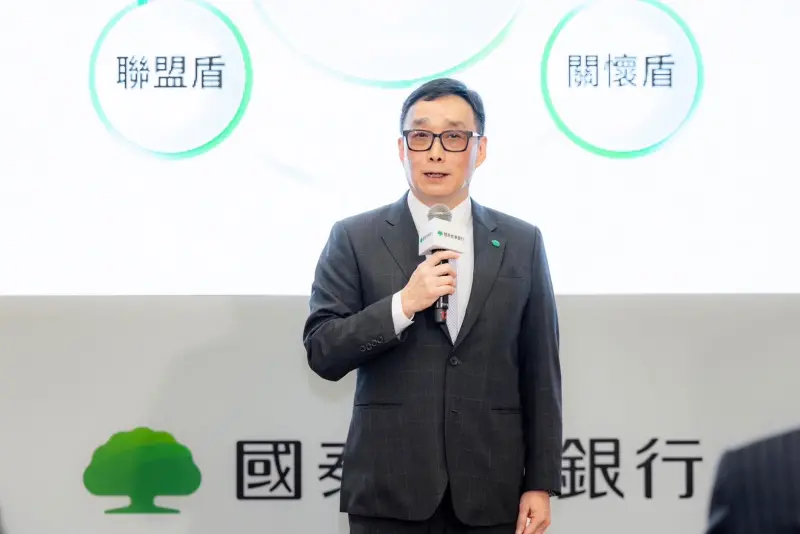 ▲國泰世華銀行董事長郭明鑑表示,面對無差別攻擊的詐騙,國泰世華去年成立跨部門反詐專責小組,並攜手金融同業及民間企業深化科技阻詐合作,乃至於與主管機關、警政單位緊密交流協作,匯集全民每一分力量建立堅韌的反詐連線。(圖/品牌提供)