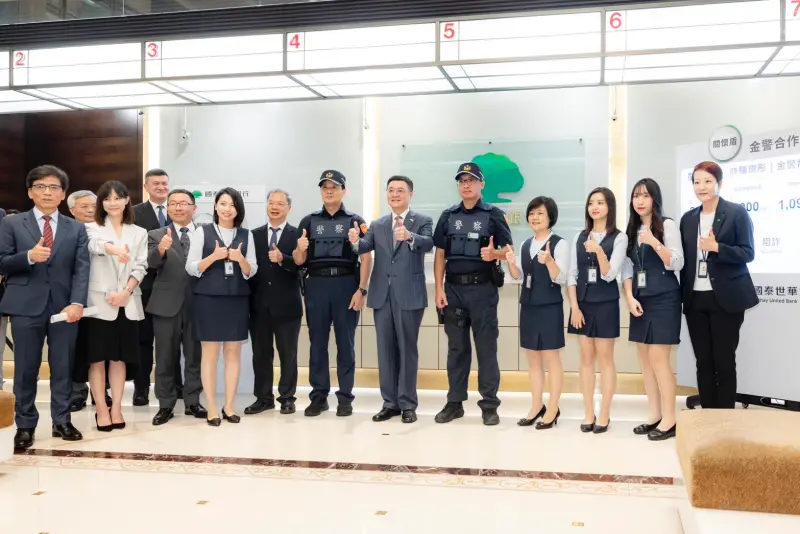▲行政院院長卓榮泰今(16)日至國泰世華銀行營業部視察,除了為前線行員加油打氣與勉勵基層員警,並聽取國泰世華銀行「國泰盾聯防機制」簡報,肯定國泰世華展現全行一心,捍衛民眾資產安全的行動力與決心。(圖/品牌提供)