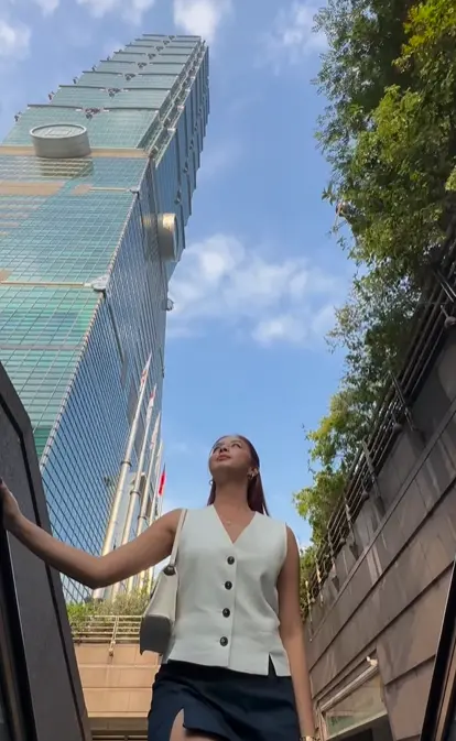 ▲台北101日前掀起的仰角拍照法爆紅,各國旅客爭相到訪,卻引發安全性疑慮。(圖/翻攝IG@ericka.pineda09) ▲台北101日前掀起的仰角拍照法爆紅,各國旅客爭相到訪,卻引發安全性疑慮。(圖/翻攝IG@ericka.pineda09)